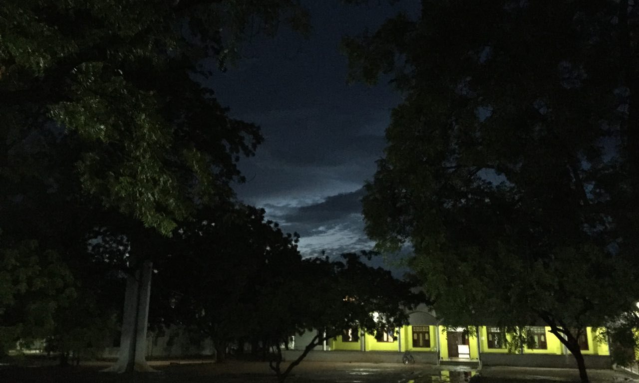 Monzón en Anantapur. Noche en la FVF